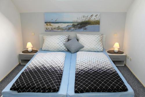 1 dormitorio con 1 cama grande y 2 mesitas de noche en "Im Eichenhof" Whg 2 - idyllische Dorflage Nähe Grömitz!Jetzt mit WLAN!, en Schashagen