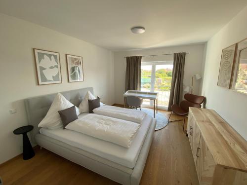 Postel nebo postele na pokoji v ubytování Schoko-Apartments mit Bad & Küche