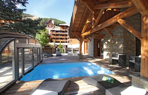 レ・デュー・アルプにあるOdalys Chalet Le Renard Lodgeのパティオの中央にあるスイミングプール