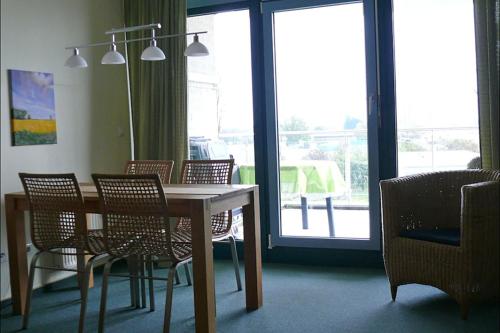 d'un balcon et d'une salle à manger avec une table et des chaises. dans l'établissement Fehmarn- Ostseeferien FeWo Prusseit171, à Burgtiefe auf Fehmarn 