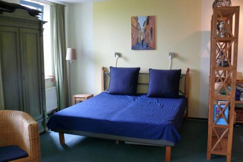 - une chambre avec un lit avec des draps bleus et une échelle dans l'établissement Fehmarn- Ostseeferien FeWo Prusseit171, à Burgtiefe auf Fehmarn 