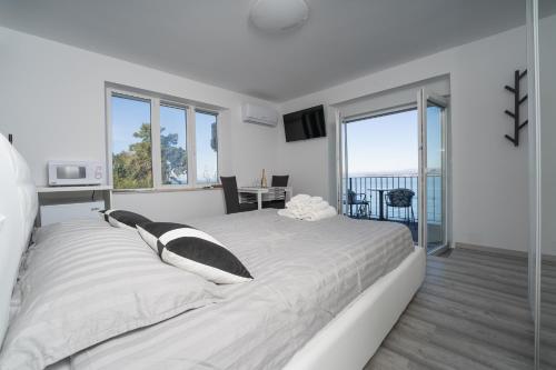 Postel nebo postele na pokoji v ubytování Bellevue Molet apartments Koper