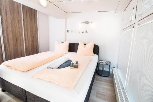 מיטה או מיטות בחדר ב-M1 - Apartmenthaus Marienburger Str 4 - FERIENDOMIZIL HOLLICH