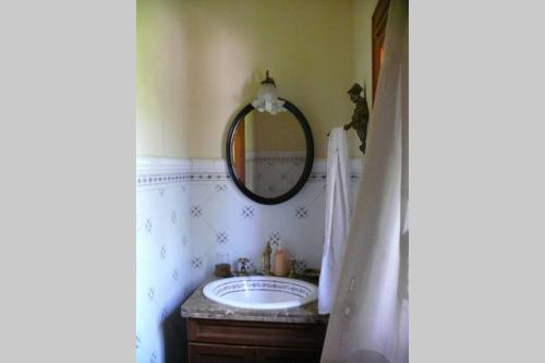 y baño con lavabo y espejo. en Casa en el campo con encanto en Almansa