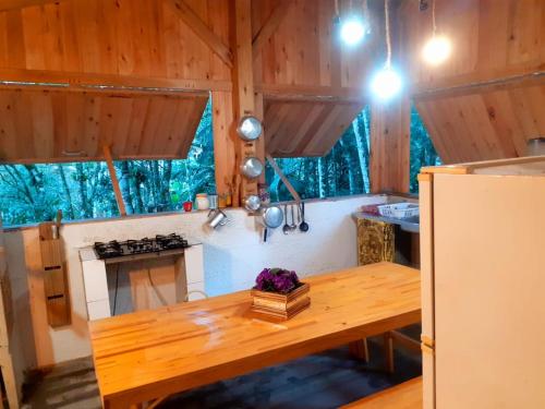 eine Küche mit einem Holztisch und einer Arbeitsplatte in der Unterkunft Sítio Bona Vita in Nova Trento