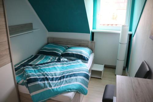 Cette petite chambre comprend un lit et deux oreillers. dans l'établissement Modernes Ruhrgebietsdomizil, à Hattingen