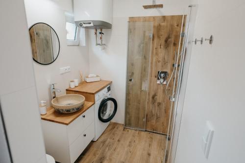 y baño con ducha, lavabo y aseo. en Apartmán Ve Dvoře Strážnice, en Strážnice