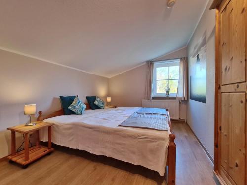 Un dormitorio con una cama grande y una ventana en AbendLicht en Vadersdorf