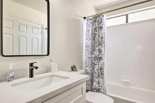 A bathroom at Glendale Family Home Close to Golf and Westgate