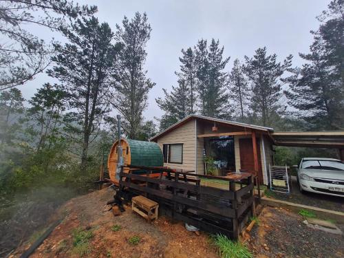 a tiny house with a car parked next to it at Cabaña Refugio Sauna Spa El Arrayan Casablanca Valdivia in Valdivia