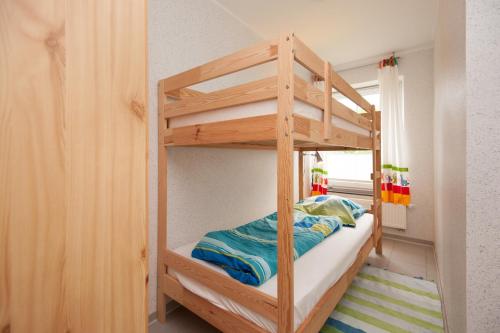 Etagenbett in einem Zimmer mit Etagenbett in der Unterkunft Wohnung 1 in Fehmarn