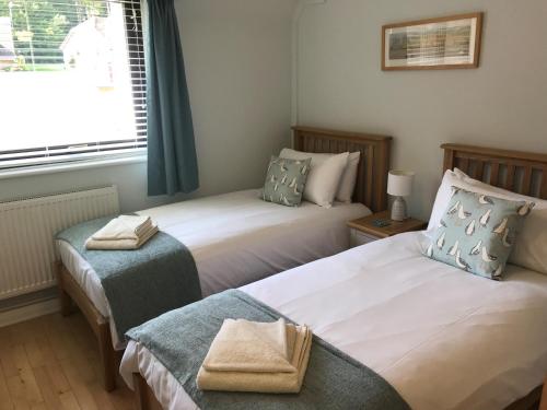 Llit o llits en una habitació de Glyndley Manor Cottages