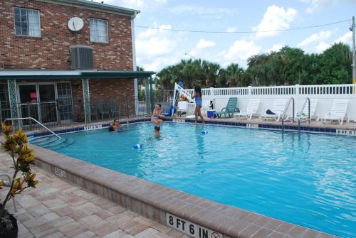 uma família a brincar numa piscina em Best Motel Lakeland em Lakeland