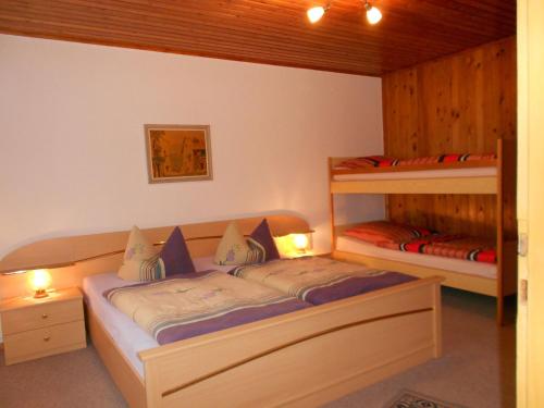 FischbachにあるFerienhaus Köllnerのベッドルーム1室(二段ベッド2組付)