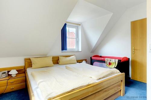 a bedroom with a bed and a window at Am Deich 34 in Zingst