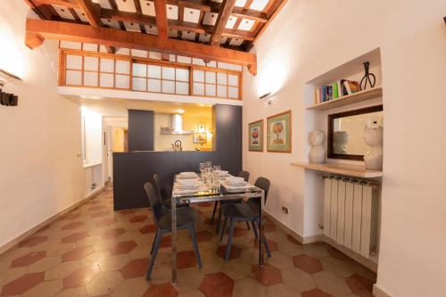 The Best Rent - Piazza di Firenze Apartment في روما: غرفة طعام مع طاولة وكراسي