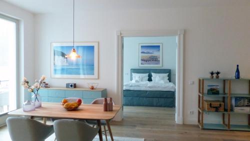 een woonkamer met een tafel en een bed bij COAST HOUSE White Island in Ostseebad Sellin