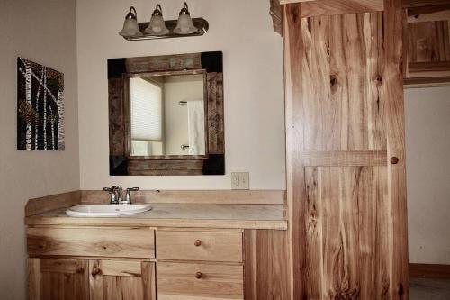 La salle de bains est pourvue d'un lavabo et d'un miroir. dans l'établissement Upper Ranch - 100 Acre Mountain Views, à Whitehall