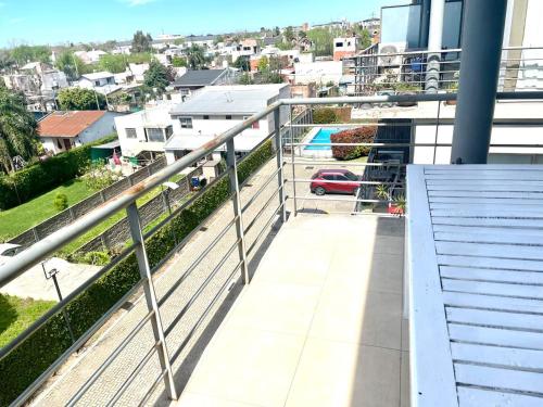 a balcony with a view of a parking lot at Departamento Alassio in Tigre