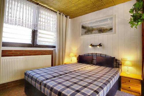 ツィングストにあるHoffmann, Uweのベッドルーム1室(青いプライドの毛布付きのベッド1台付)