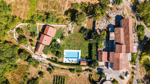 Una vista aérea de Rustic village