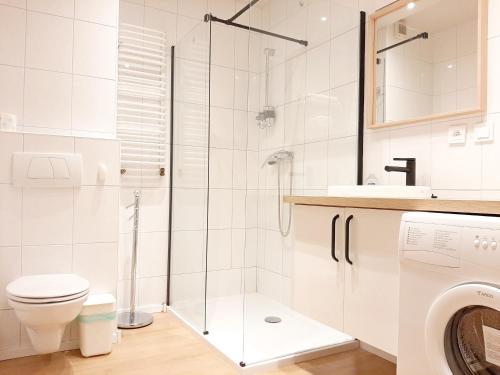 シュチルクにあるApartment Górska 54の白いバスルーム(シャワー、トイレ付)