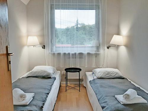 シュチルクにあるApartment Górska 54の窓付きの小さな部屋のベッド2台