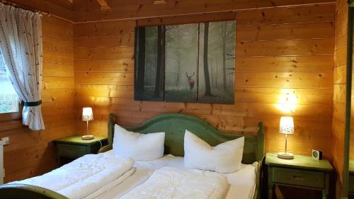 sypialnia z 2 łóżkami w drewnianym domku w obiekcie Blockhaus Stamsried w mieście Stamsried