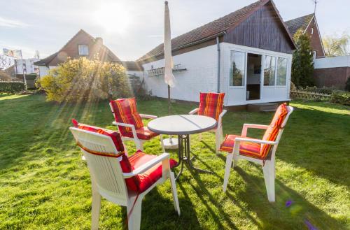 a group of chairs around a table in a yard at Kleines Sommerhaus Schröder - Im Winkel 1b in Dahme