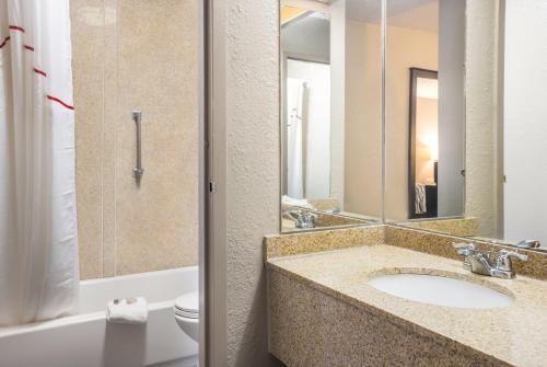 Ένα μπάνιο στο Red Roof Inn Savannah – Southside/Midtown