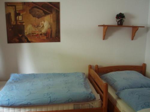 ein Schlafzimmer mit 2 Betten und einem Wandgemälde in der Unterkunft Ferienhaus Waldschrat - Komplettpreis in Zandt