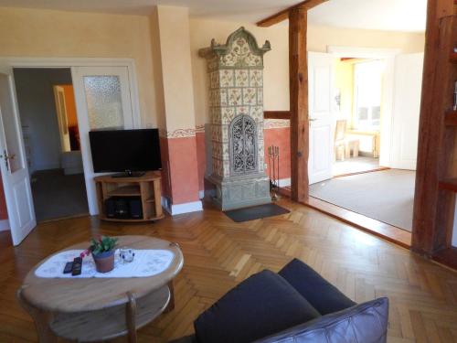 ein Wohnzimmer mit einem Sofa und einem Kamin in der Unterkunft Ferienhof Bisdorf "Bauernhaus" in Bisdorf