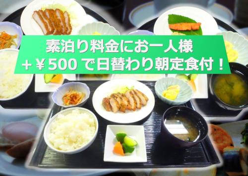 仙台的住宿－Sendai Business Hotel Ekimae - Vacation STAY 71934v，托盘,有不同种类的食物