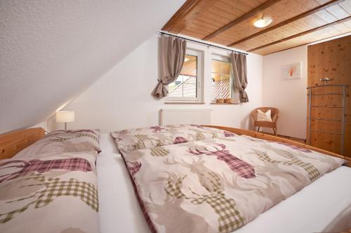 een slaapkamer met een bed en een raam bij Ferienhof Wuchner - Fewo "Wintertraum" in Fröhnd