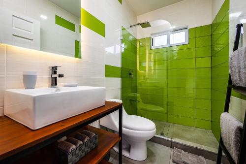uma casa de banho com um lavatório e um WC em Hotel Elixir em Tamarindo