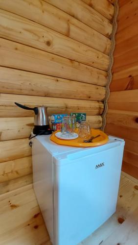 einen Tisch auf einem Kühlschrank in einer Holzwand in der Unterkunft Log cabin 1 Merdovic in Mojkovac
