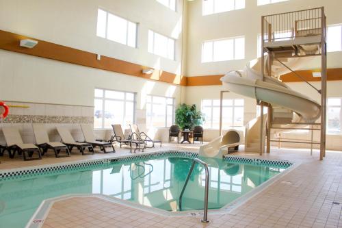 een zwembad met een glijbaan in een gebouw bij Best Western Sunrise Inn & Suites in Stony Plain