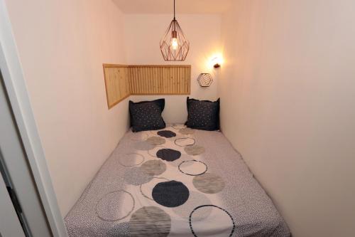 Cette petite chambre comprend un lit d'angle. dans l'établissement Charmant studio 2 personnes, rénové, vue sur le lac du Chevril, à Tignes