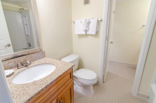 een badkamer met een wastafel, een toilet en een douche bij Forest Dunes Resort in Myrtle Beach