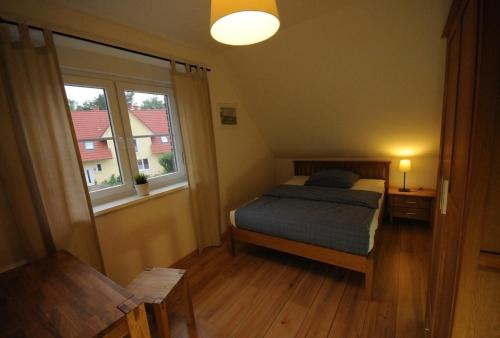 オストゼーバート・ディアーハーゲンにある"Katenblick" Doppelhaushälfteの小さなベッドルーム(ベッド1台、窓付)