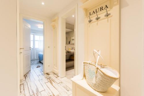 a room with a hallway with a basket on a counter at Whg 10 - Laura in Zingst