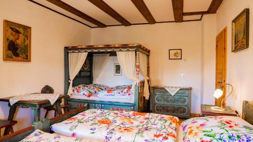 1 dormitorio con 2 camas y espejo en Landvilla Theresien-Gut, 20 - 25 Personen, en Marktoberdorf