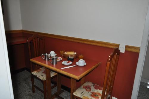 een kleine tafel met een bord eten erop bij Hotel Casa Blanca - Adults Only in Rio de Janeiro