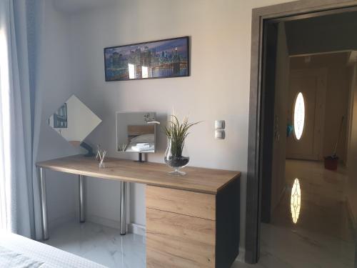 Habitación con escritorio de madera y jarrón. en Luxury and Cozy Chios en Chios