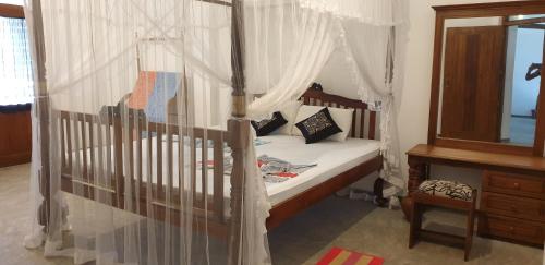 Кровать или кровати в номере Lavender mirissa