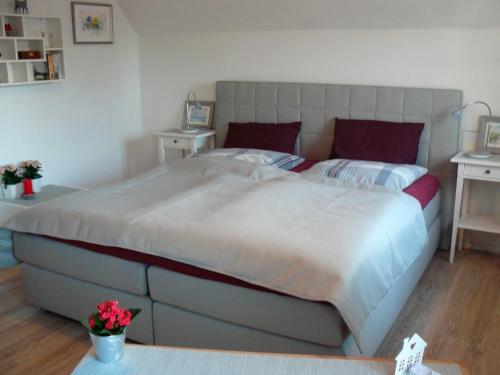 1 cama grande en un dormitorio con 2 mesas en Ferienwohnung "Seidler", en Rendsburg