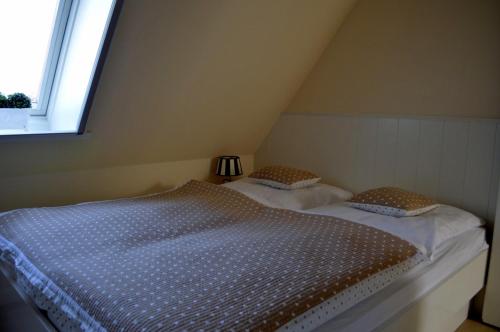 a bedroom with two beds in a attic at Deichhof Whg 28 in Dunsum