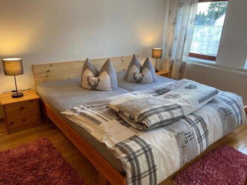 ein Schlafzimmer mit einem großen Bett mit Kissen darauf in der Unterkunft Altstadthaus zur Weide in Heiligenhafen