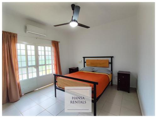 a bedroom with a bed and a ceiling fan at Hansa Departameto in Puerto Vallarta
