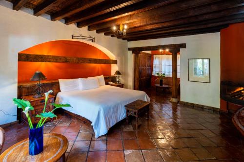 1 dormitorio con 1 cama grande en una habitación en Hostería San Felipe, en Pátzcuaro
